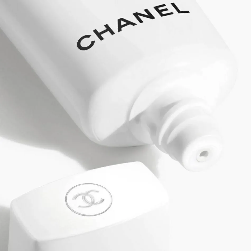 CHANEL UV ESSENTIEL SPF 50 30 ml | baslerbeauty